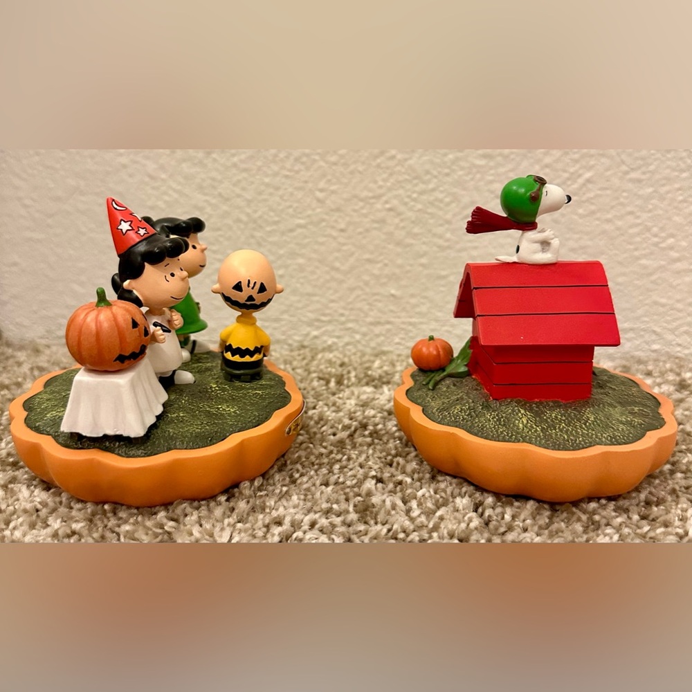 2 HAWTHORNE Village Peanuts It's the Great Pumpkin flying Ace -The Perfect Model